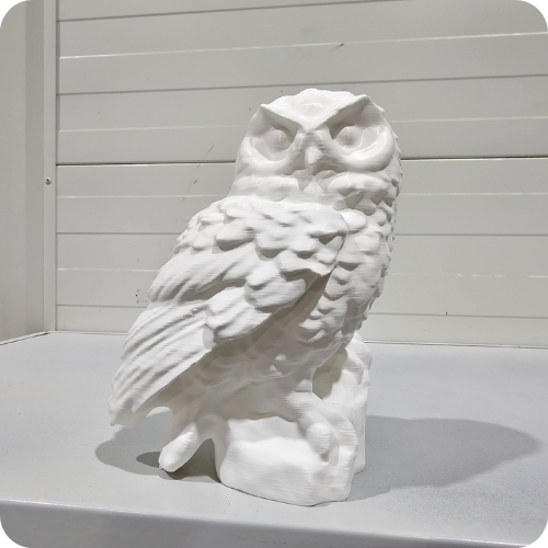 Coruja Edwiges (10cm) com Base de Madeira | Colecionável Pintado à Mão